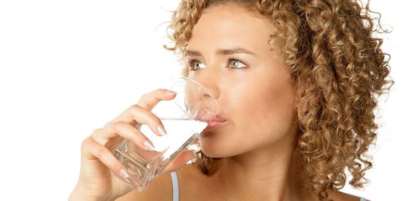 La o dietă de băut, pe lângă alte lichide, trebuie să consumați 1, 5 litri de apă purificată