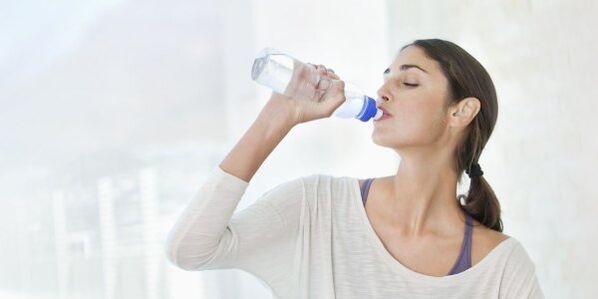 Pentru a pierde rapid în greutate, trebuie să bei cel puțin 2 litri de apă în fiecare zi. 