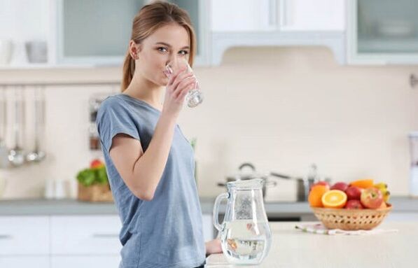 Bea apă înainte de masă pentru a pierde în greutate cu o dietă leneșă